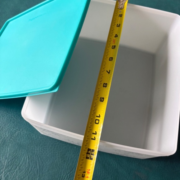Tupperware 6284 Freeze it storage container with snowflake pattern. - Picture 8 of 10